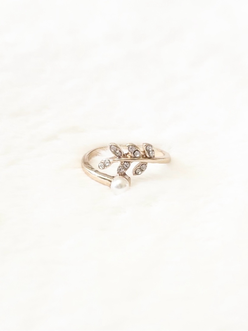 5/$15 🩷 MUST BUNDLE Leaf Vine Pearl Ring in Gold Tone